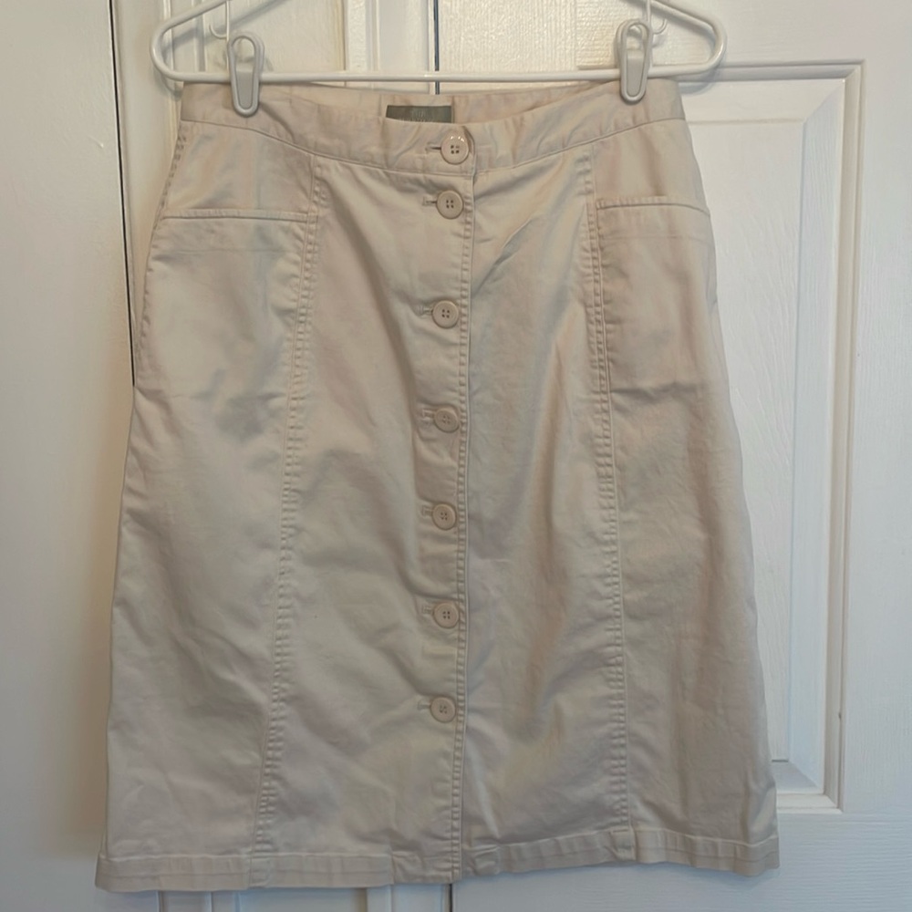 The TERRITORY Ahead skirt. Sz10. Crème color. Button down front. 24 inches
